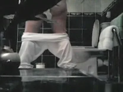 Middle aged milf peeing