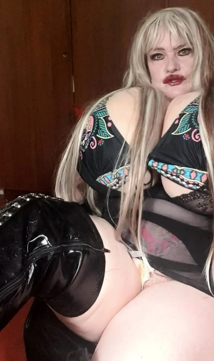 Susi wears black boots bikini top shows tits and pussy