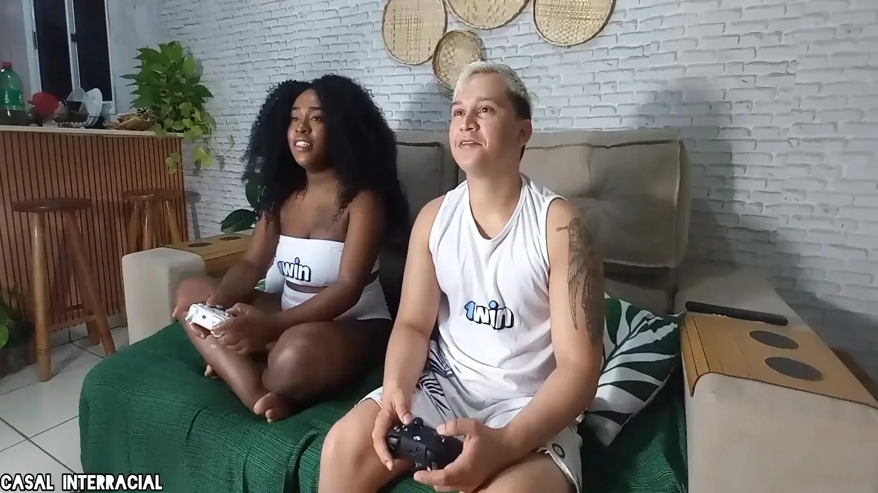 Richards Oliver And Bruna Black - Minha Vizinha Me Interrompe No Meio De Um Jogo Querendo Fuder, Tirou Preservativo E Sentou No Pelo! ( Com Erros De Gravacao No Final) 11 Min