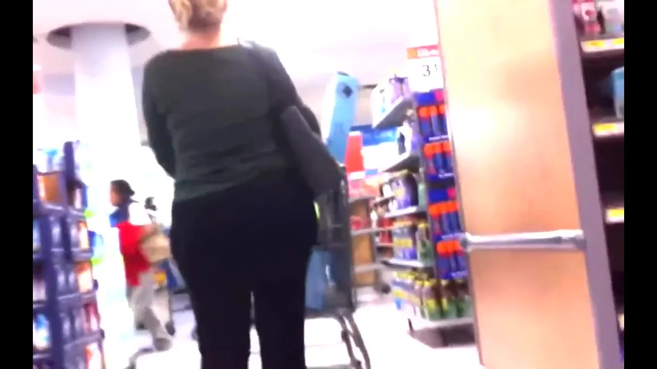 Candid Ass: BIg Ass Blonde Milf