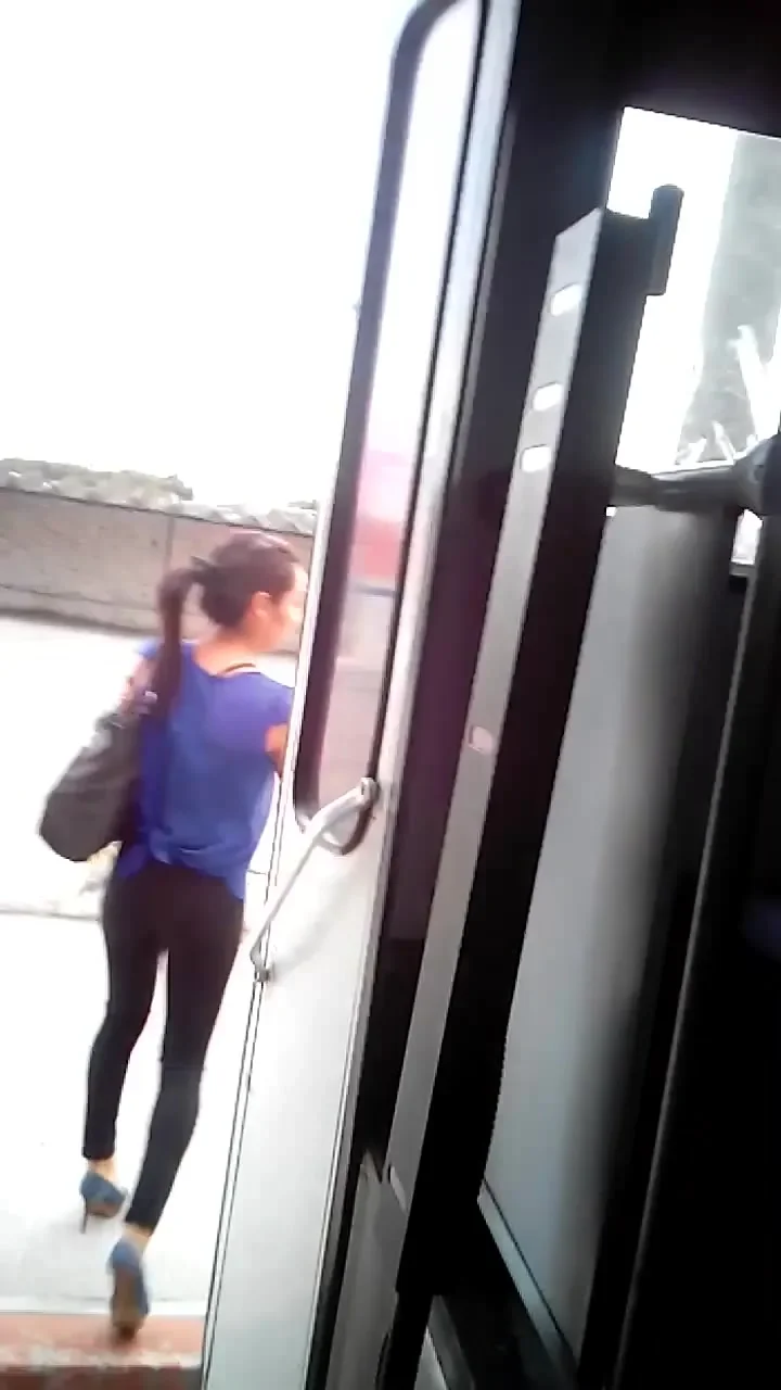 BUEN CULO BAJANDO BUS