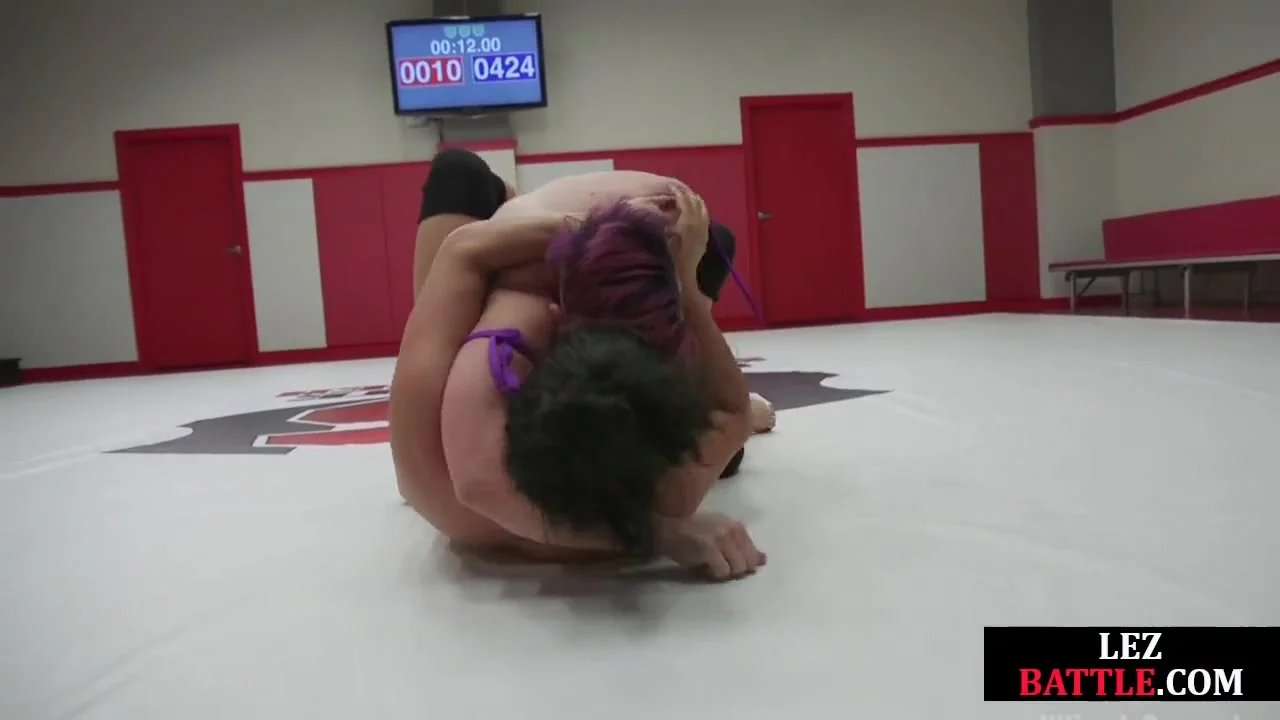 Wrestling Asian lez licks winner muscles after losing fight