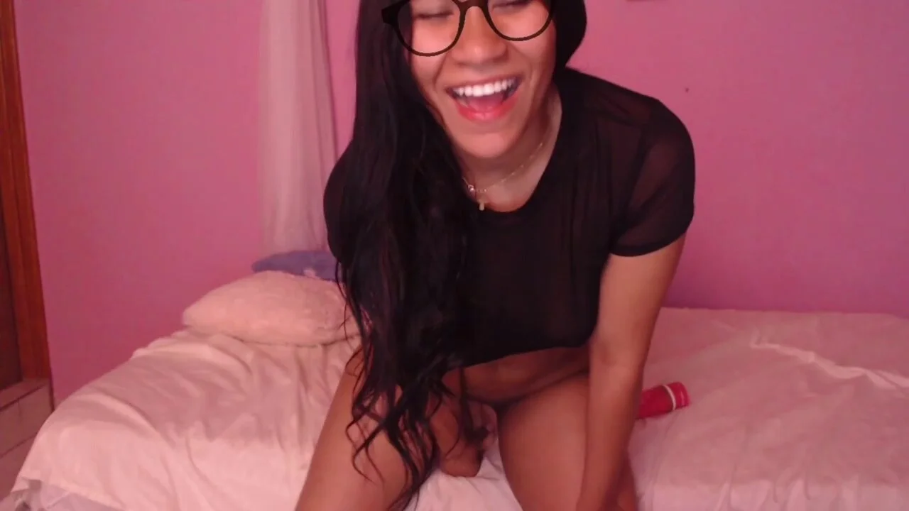 Florida babe rubbing dildo in her pussy faster faster