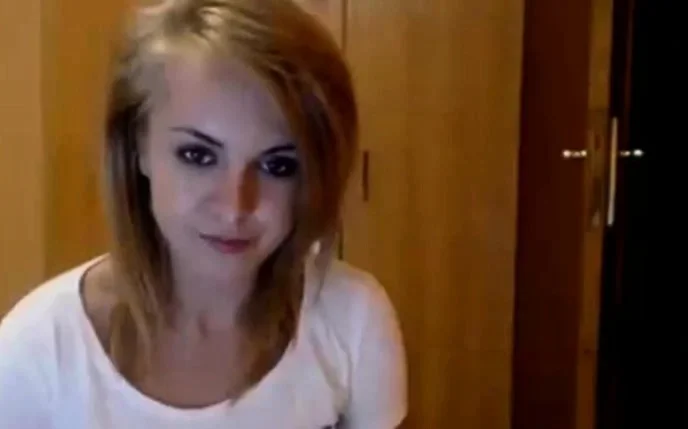 Young girl dancing naked on cam