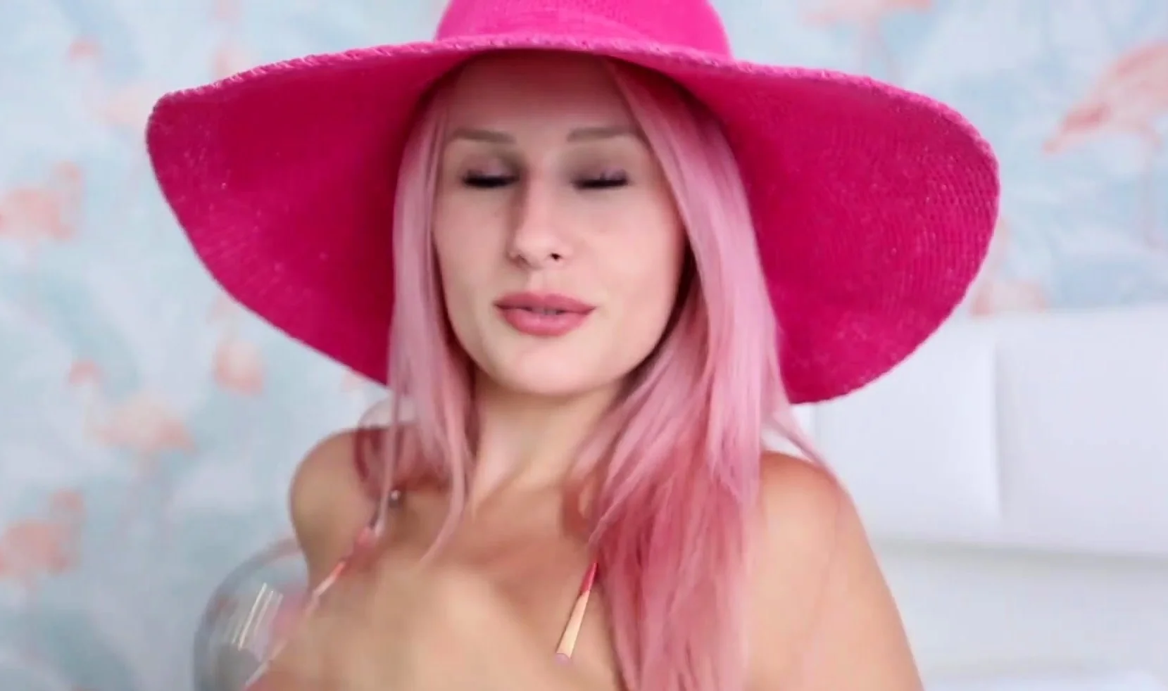 Angel Wicky Big tits babe vacation hookup