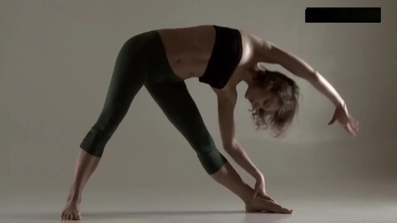 Razdery Noga In Tight Yoga Pants