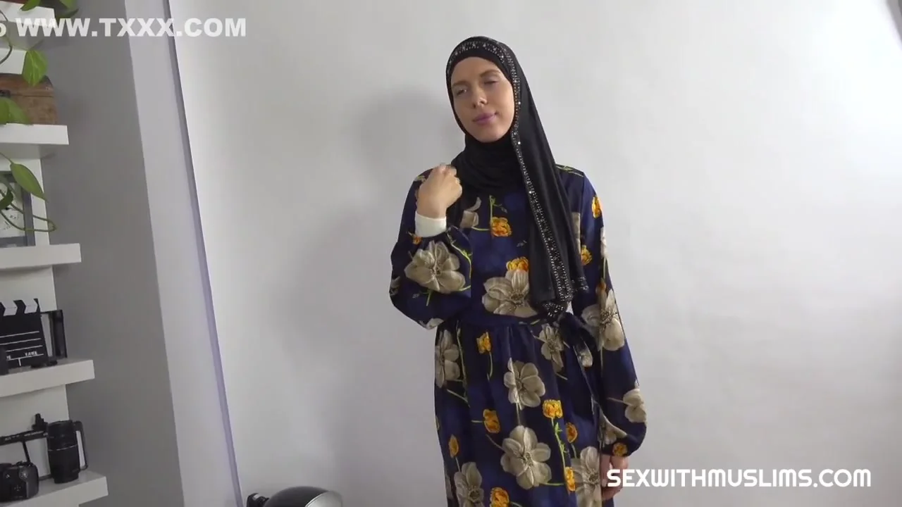 Sexy In Hijab Wants Some Photos - Holly Molly