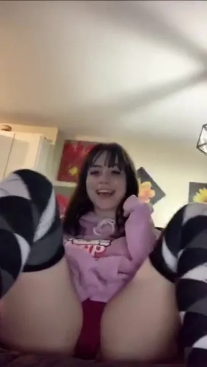 Cute teen 18+ With A Big Butt Teasing On Periscope