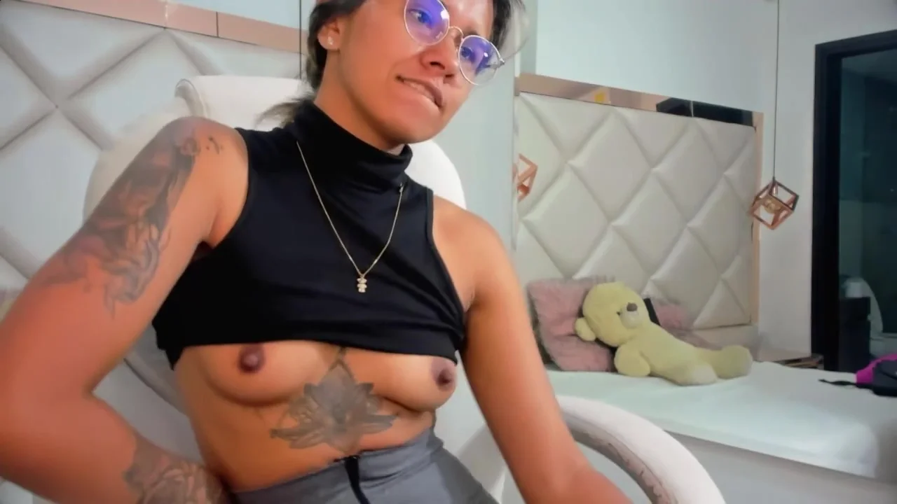 Colombian Webcamer With A Sexy Tattooed Body Looking To Have A Night Of Virtual Passion With You