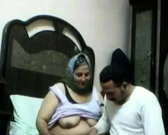 Hungry Arab Woman. Amateur