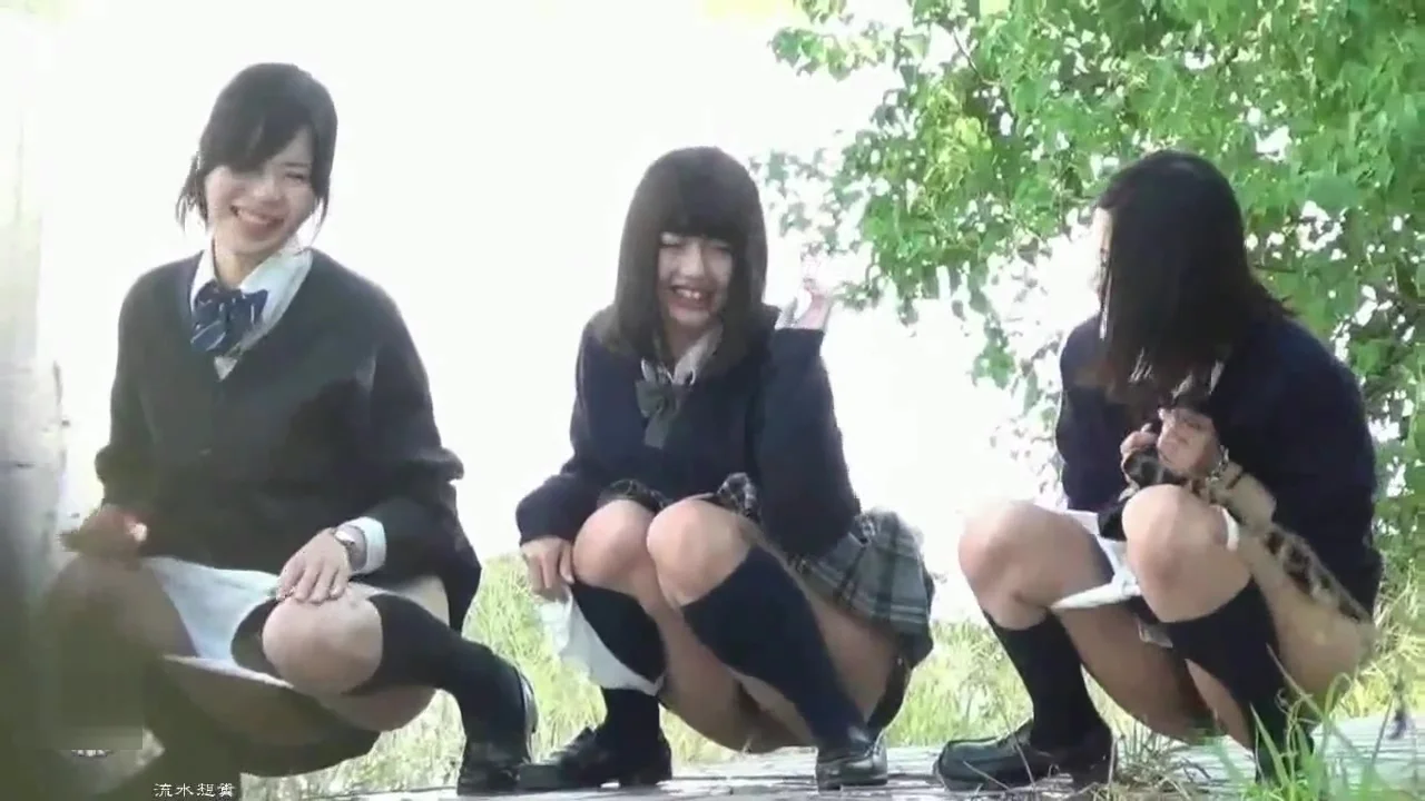3 Japanese schoolgirls 18+ pee together outside