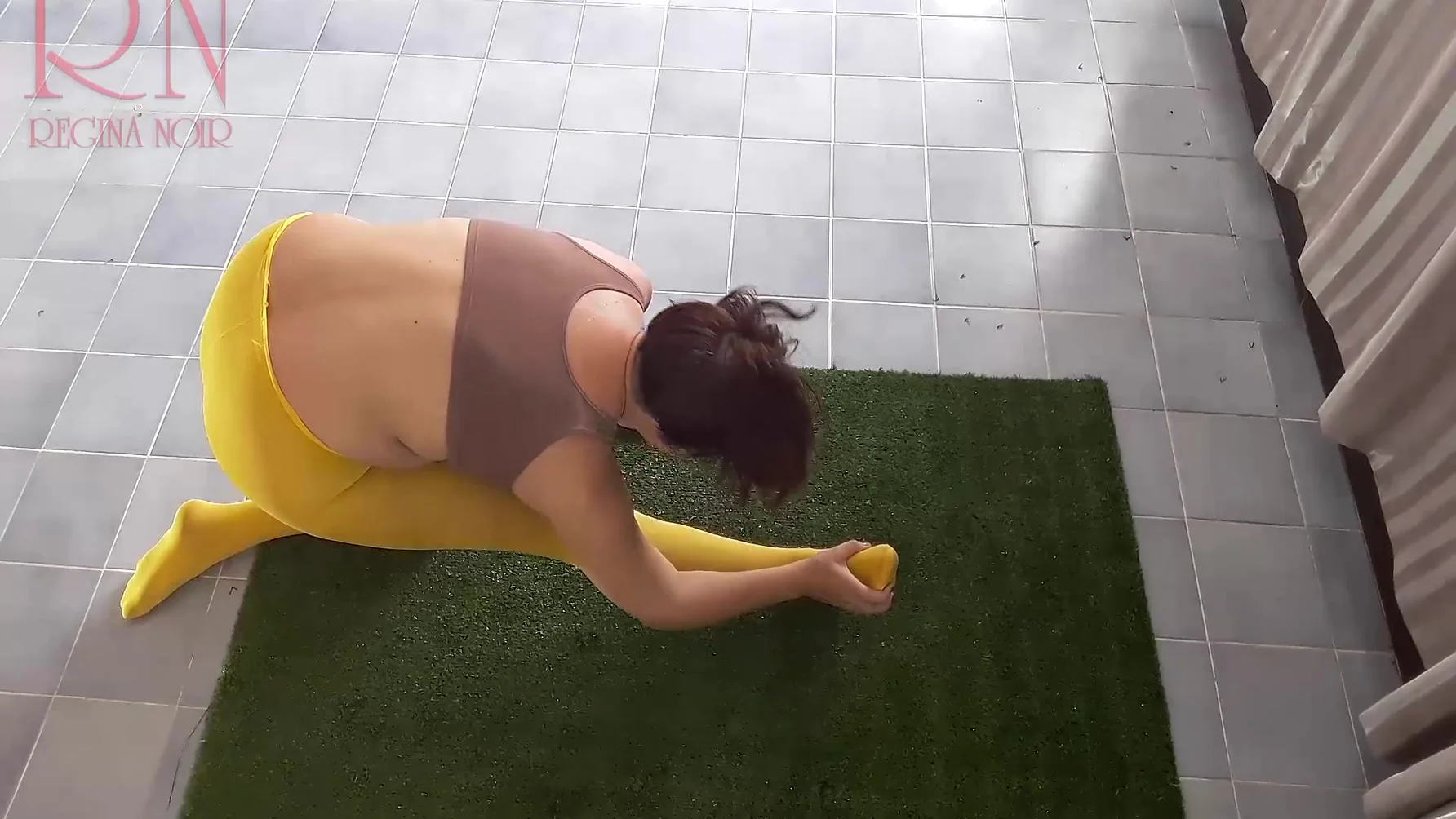Yoga In Yellow Tights Doing Yoga In The Gym. A Girl Without Panties Is Doing Yoga. Cam 1 - Regina Noir