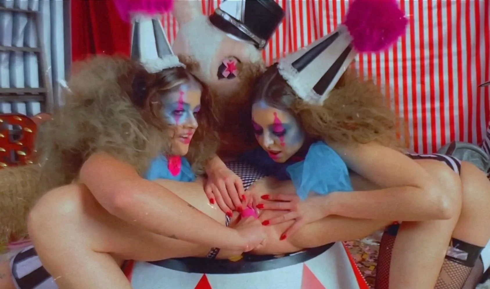 Wild blonde babes brings toys to the threesome