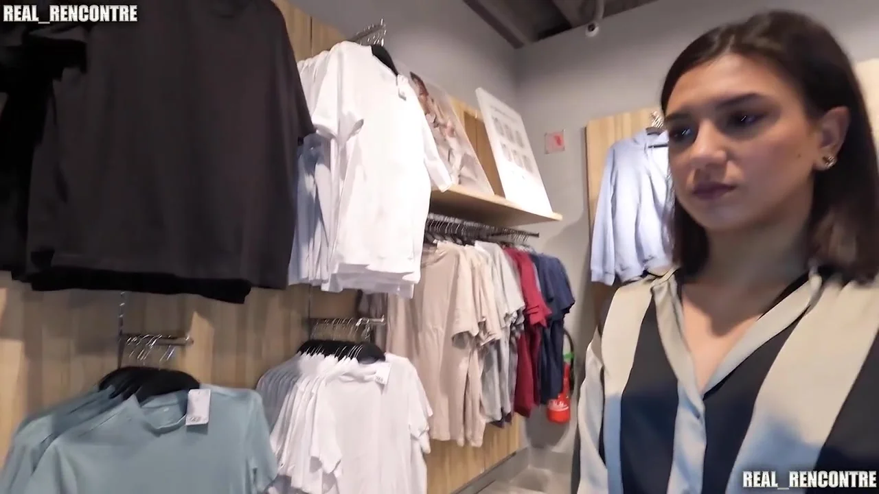 Une Jolie Francaise Se Fait Defoncer En Anal Dans Une Cabine Dessayage Par Deux Potes De Step son Frere