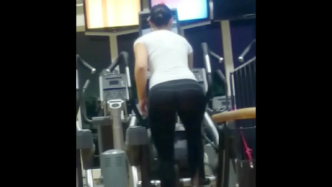 teen 18+ amateur slut skaking booty in gym hidden cam