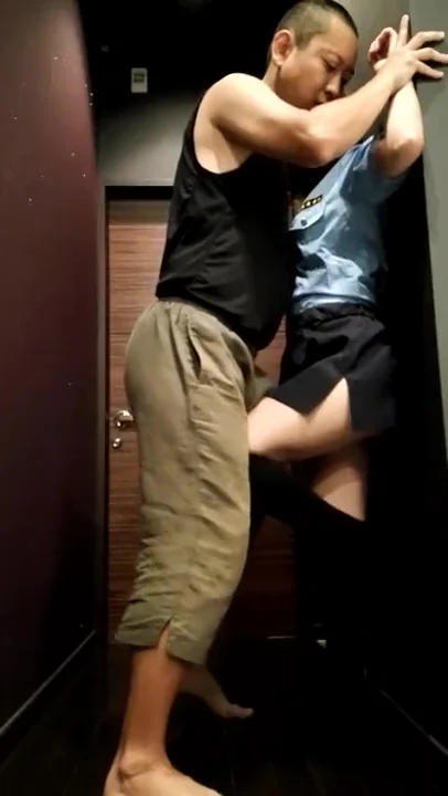 Asian girl ballbusting【POLICE】