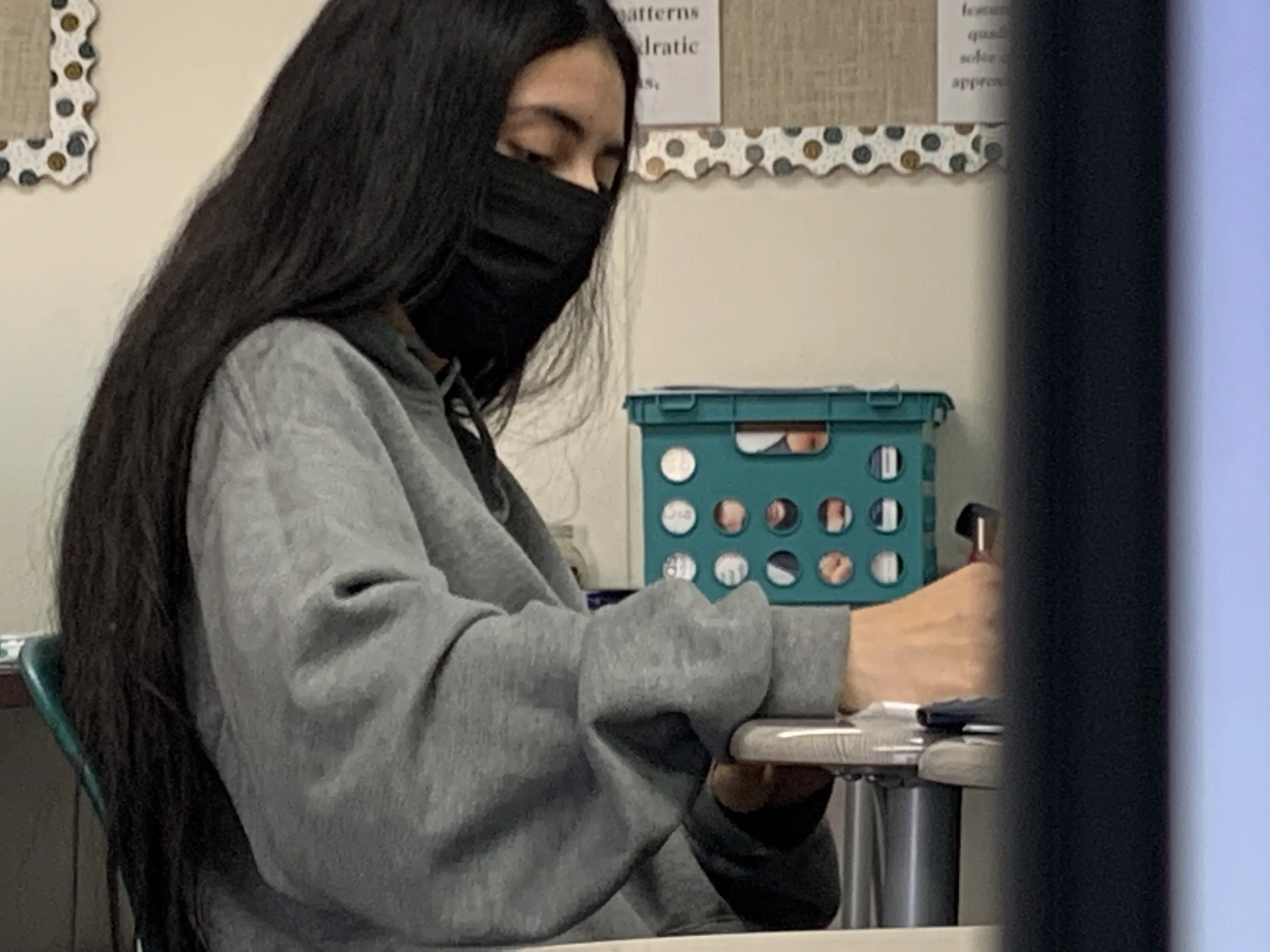 Candid feet in class(Leo)