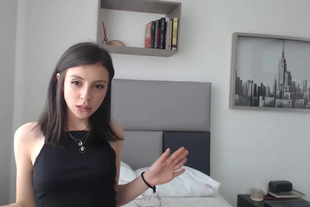 Cute Alice shaking her sweet ass for you