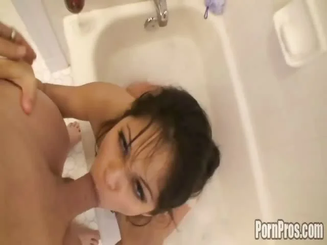 Home porn make in bathroom shows off hot ass girl.