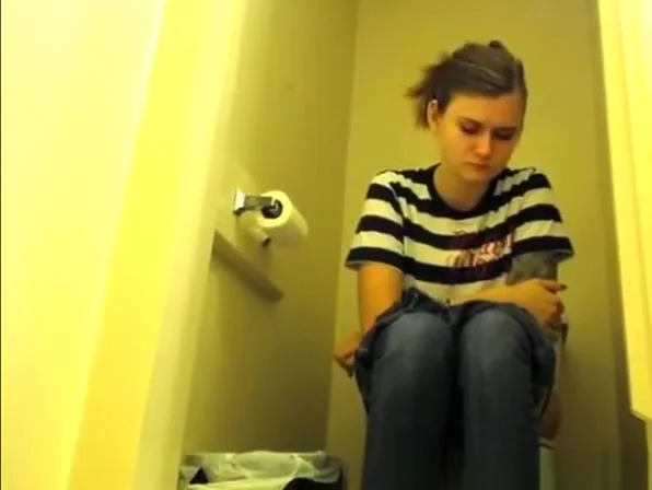 teen 18+ chick pulls down her tight jeans pants to pee