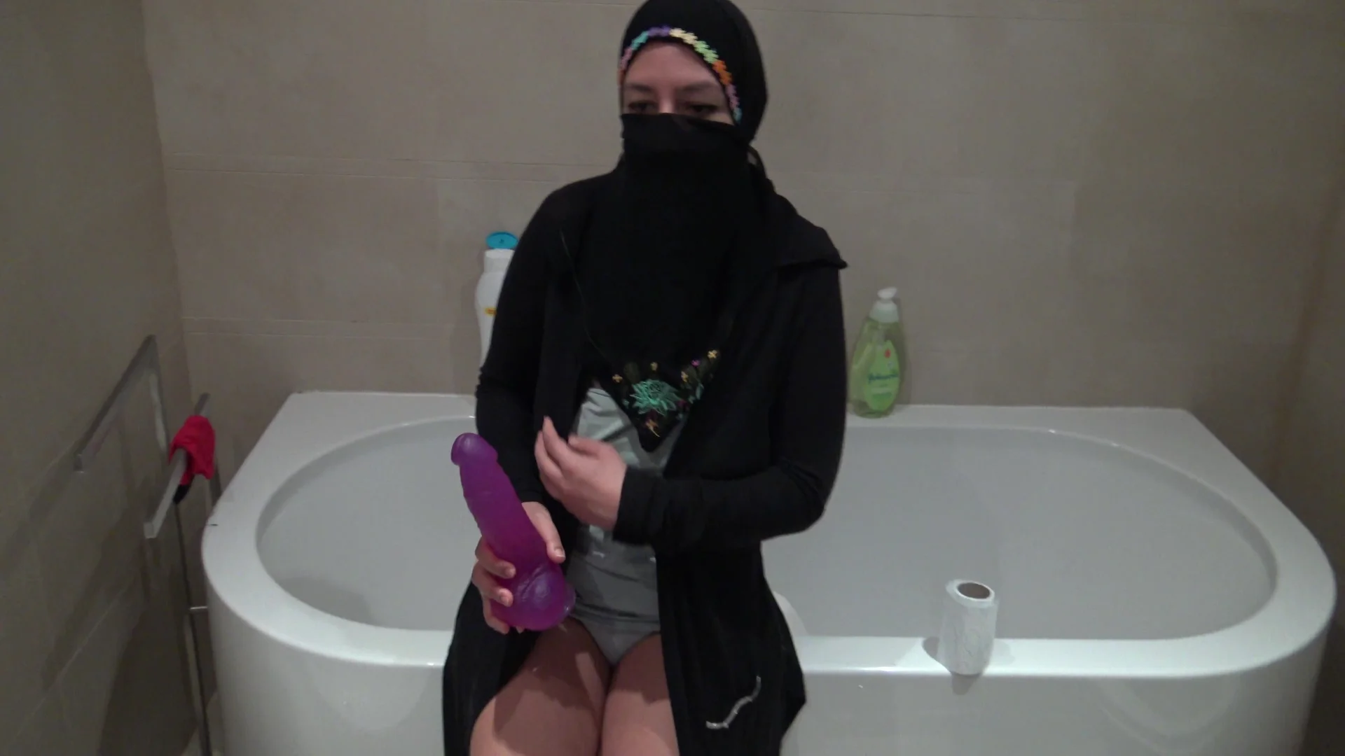 Femme De Menage Algerienne Lors De Step son Premier Jour Avec Un Nouveau Client