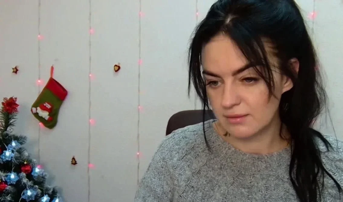 Brunette amateur Ukrainian babe webcam solo