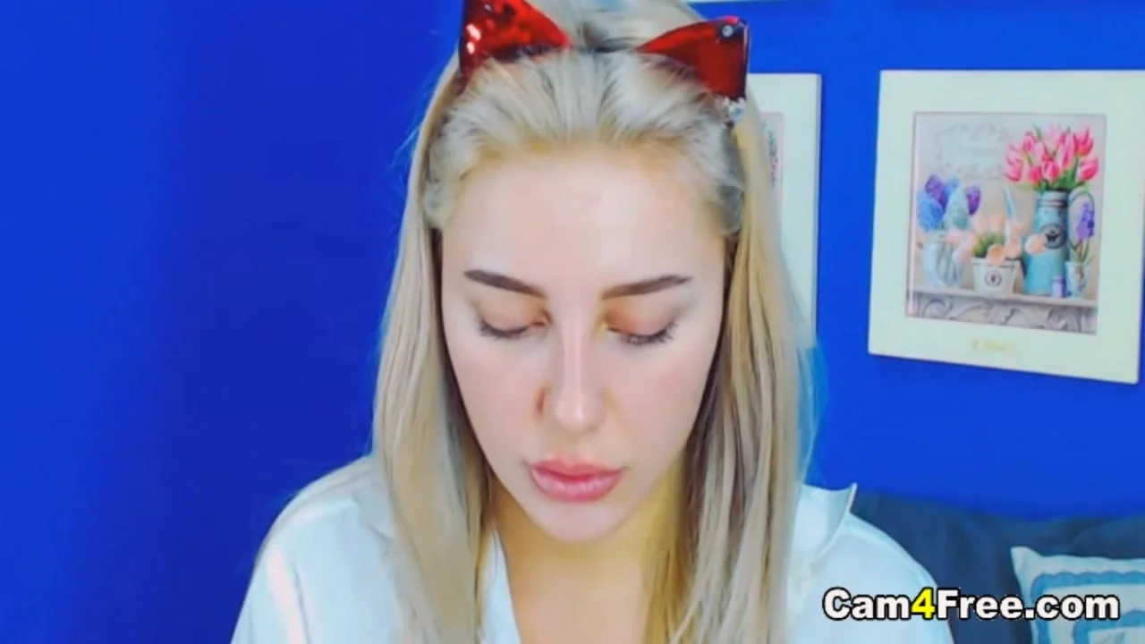 Blonde Babe Playing Her Pussy