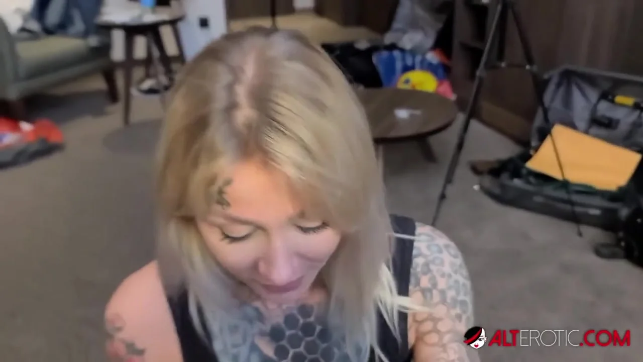 Tattooed babe Nayomi Sharp sucks Sascha's big cock