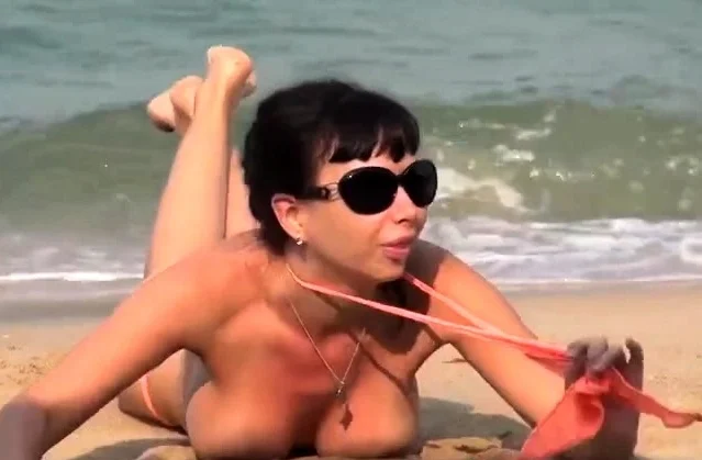 MILF exhibitionist Beach day - big naturals in voyeur