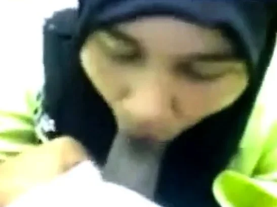 Arab girl gives quick blowjob to her bf in garden outdoor