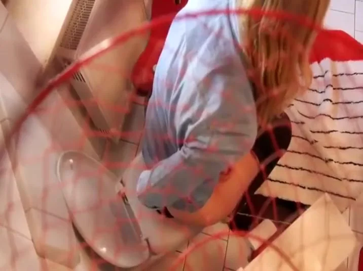Pissing girl spied through the hoop