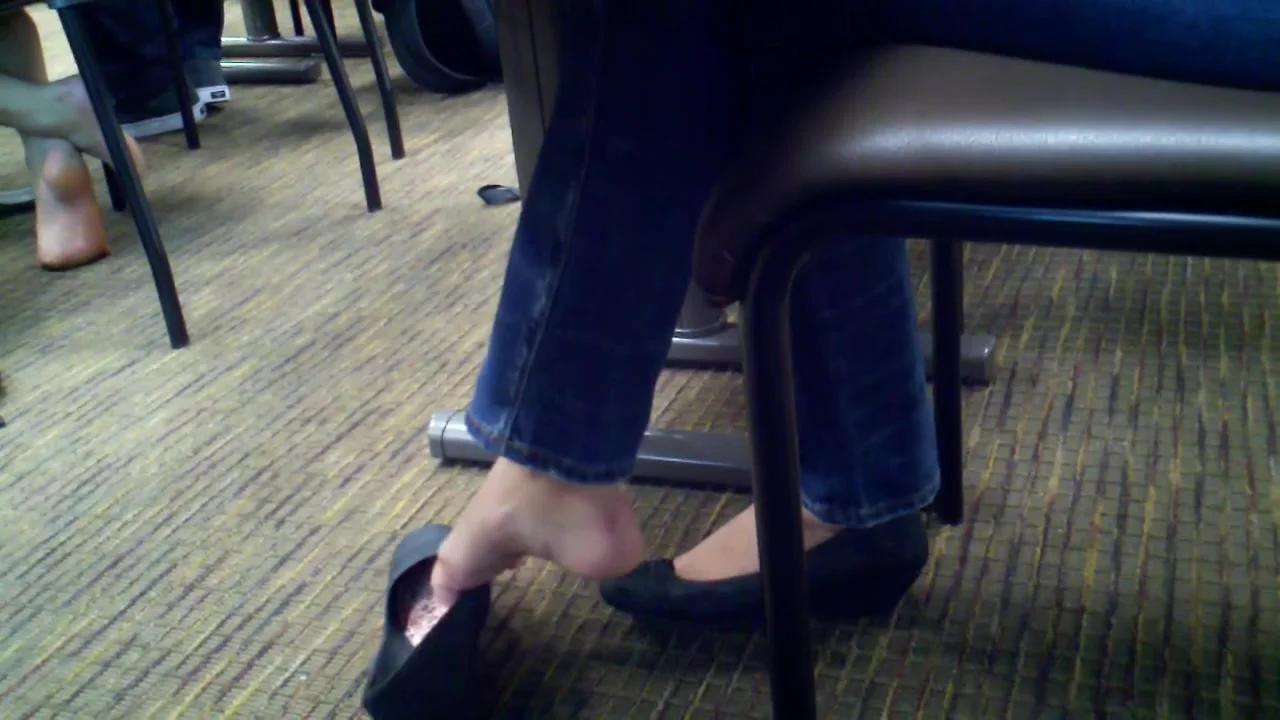 Sexy Candid 18yo Shoeplay Feet