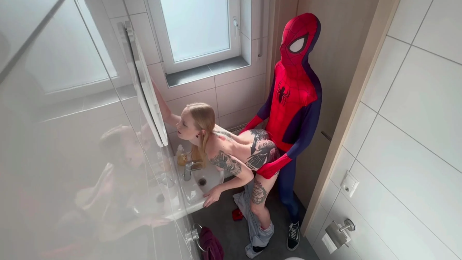 Spider Man - Ao Carnival Slut! Creampie Quickie With A Thrill