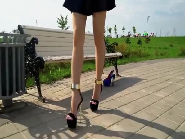 PERFECT FEET IN EXTREME HIGH HEELS