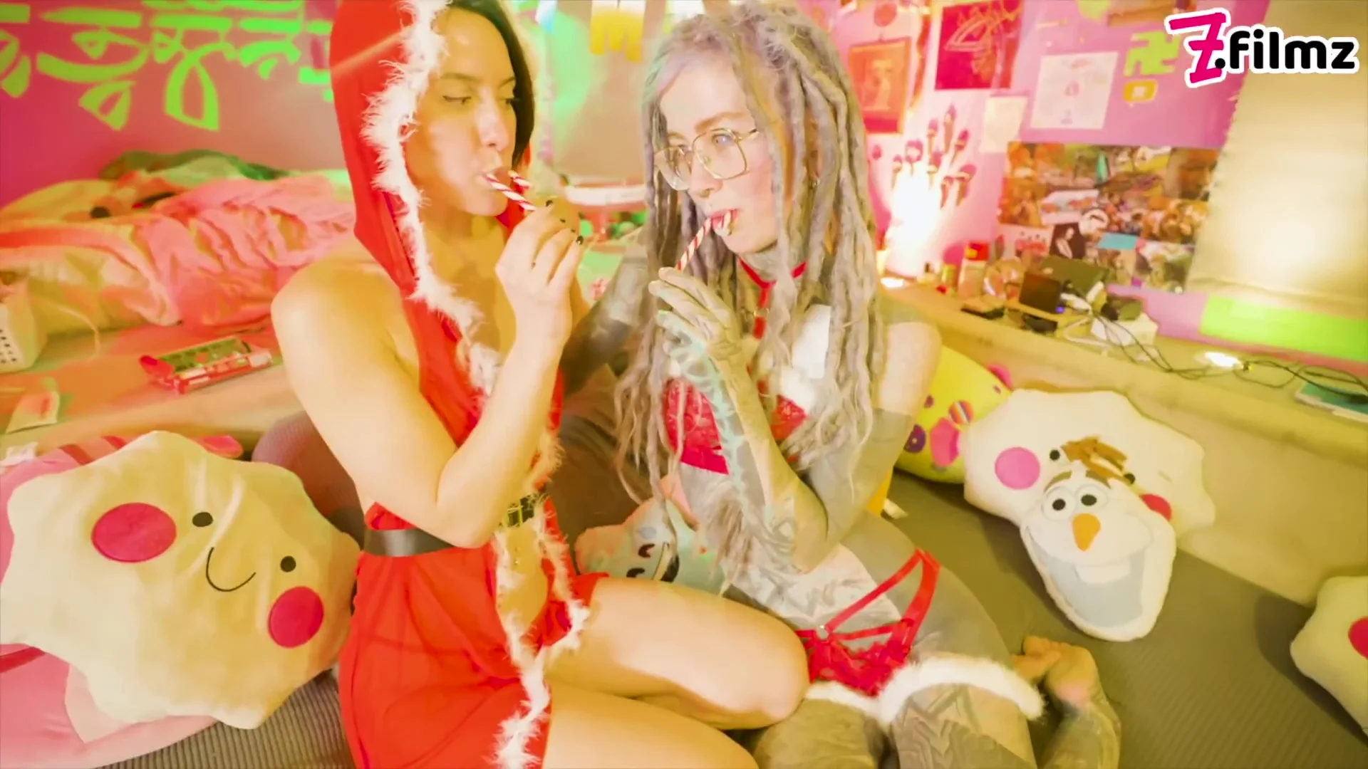 Anuskatzz And Stacy Blooms Christmas Threesome