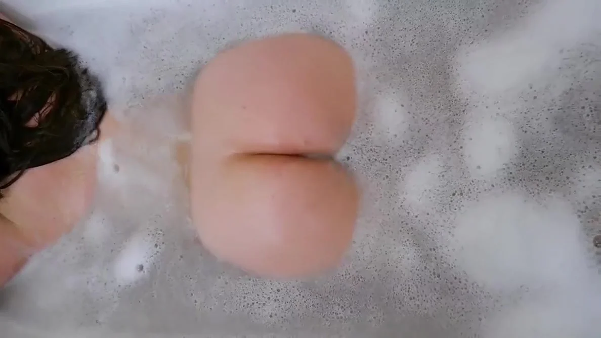 Big Booty Milf Takes Bath And Pussy Masturbation