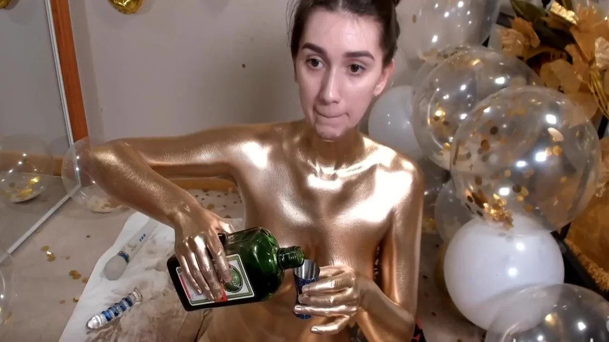 Cam Girls - Cute Birthday Girl In Gold Body Paint