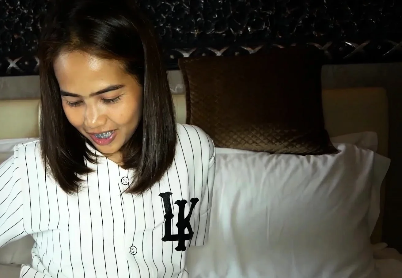 Amateur Thai teen masturbated and sucked
