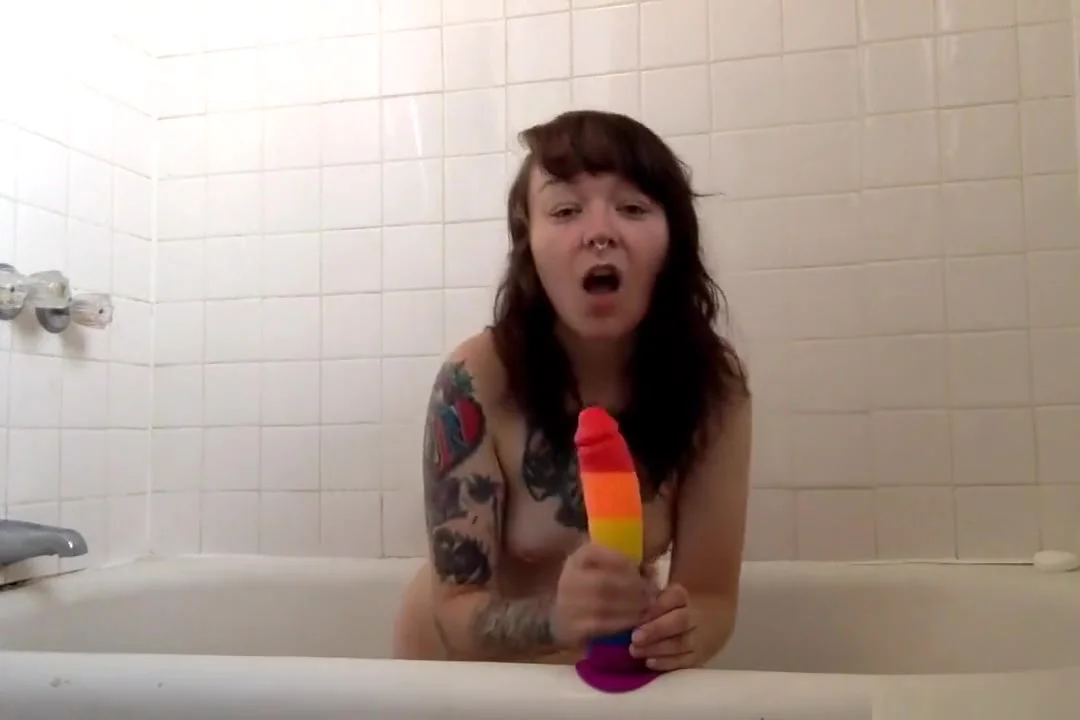 feliciafisher young felicia ridessucks big dildo