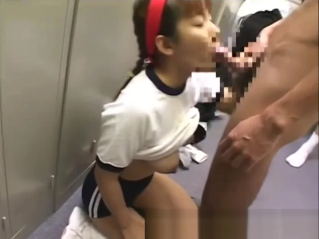 Real amateur japanese babe gets bukkake in locker room