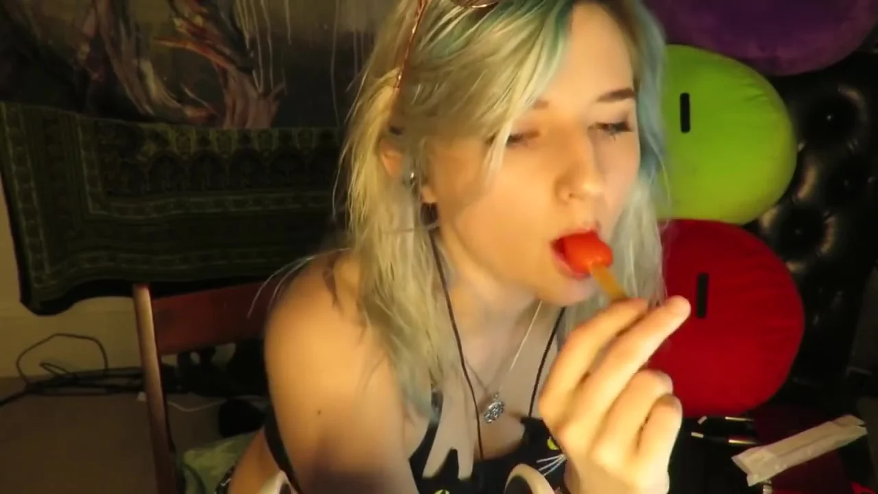 AftynRose - Popsicle Sucking Mouth Sounds on the Beach
