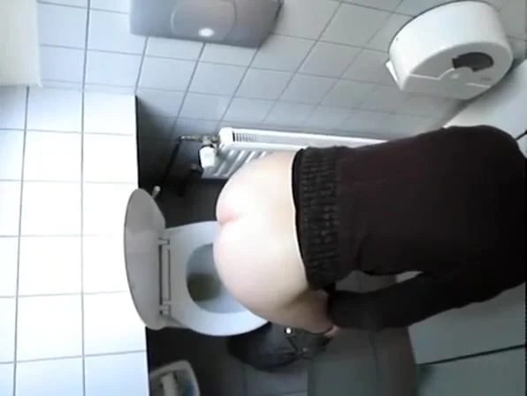 Woman caught in public toilet peeing