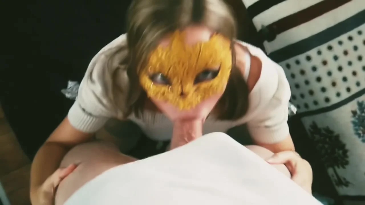 Girlfriend put on a mask, sucked and gave herself to fuck