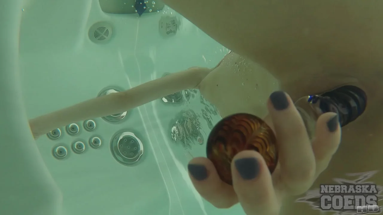 Blonde Spinner Poppy Underwater Masturbating To Orgasm With Closeups