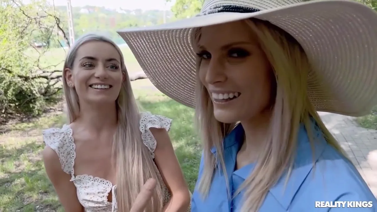 Candee Licious, Emilly Bellex (emily Bellexx) - Roommates Dare Game Girl, Lesbian, An
