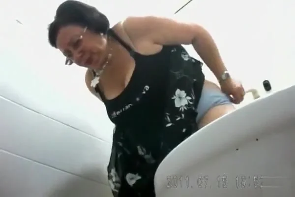 Old lady with a big ass goes pee in public toilet