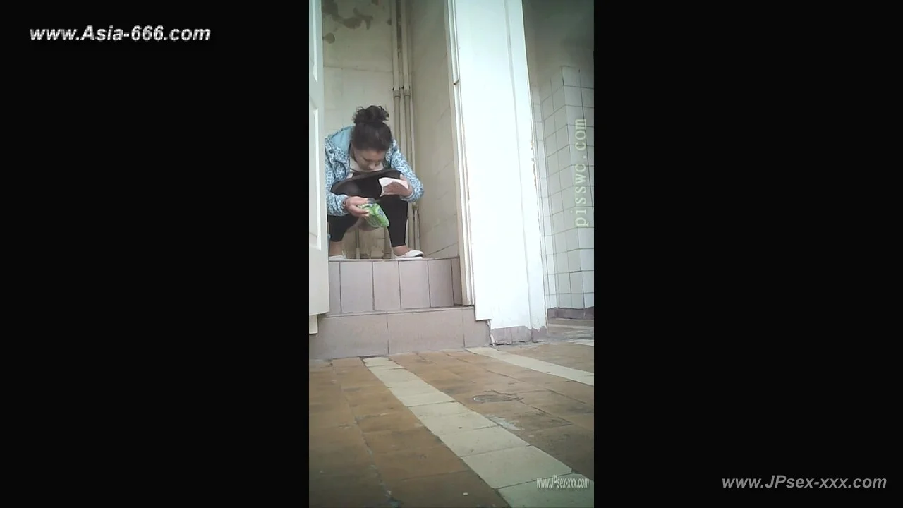 peeping blondes go to toilet.43