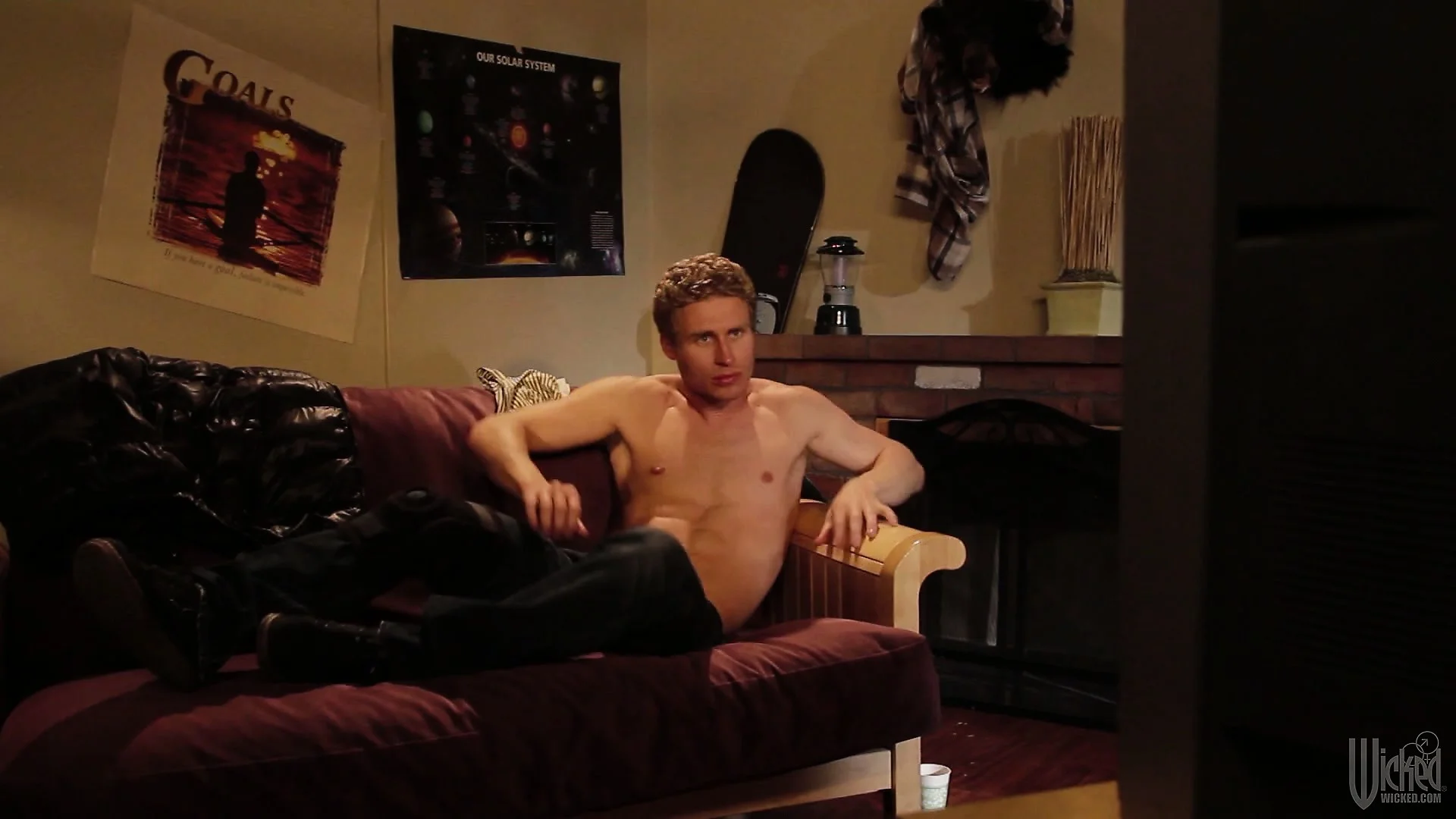 A couple of babes chat, talk to some guys and start kissing in the room