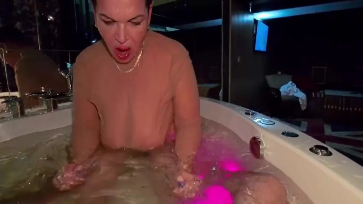 Milf Does A Hard Blowjob Underwater And Fucks Anal, Filled Everything With Cum