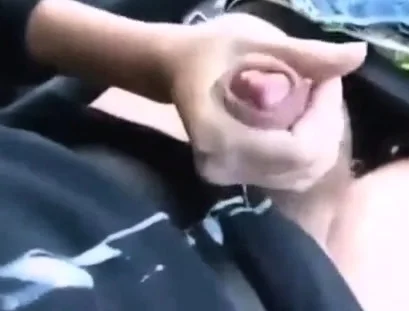 Female Uber Driver Gives Her Passenger A Handjob